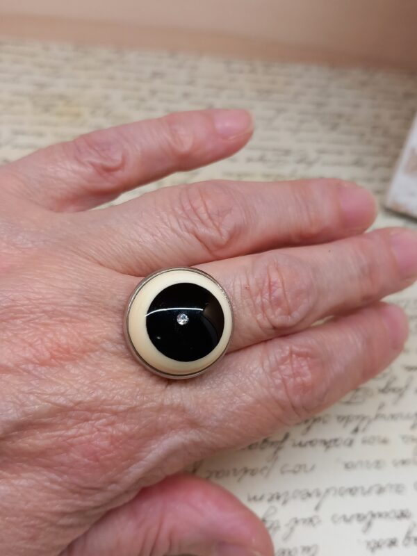 anello in acciaio regolabile con cabochon in vetro di Murano colore avorio e nero con zircone cubic sotto cristallo
