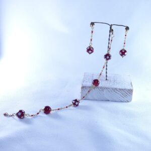 Braccialetto con perle di vetro e catena tipo rosario