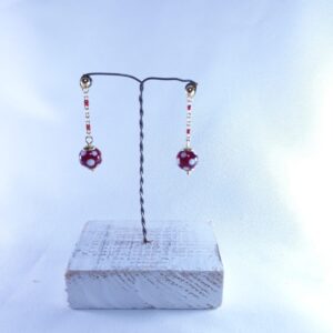 Orecchini con perle di vetro e catena tipo rosario