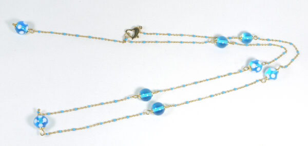 Collana con perle di vetro e catena tipo rosario