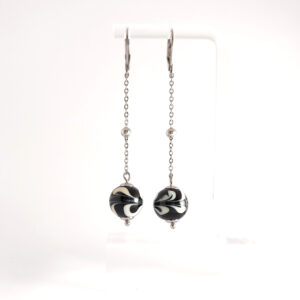 orecchini con perla di vetro nero e decori avorio pendente