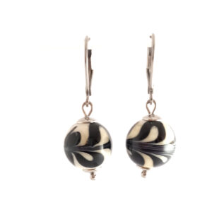 orecchini con perle di vetro avorio decoro nero